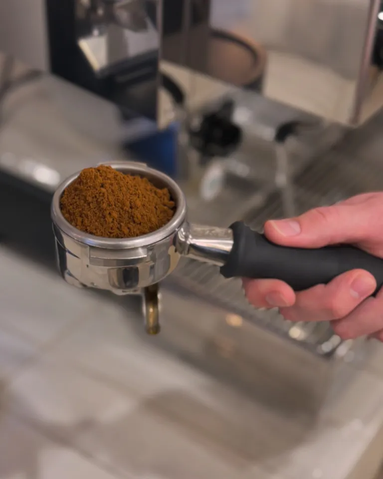 Portafiltro con café recién molido